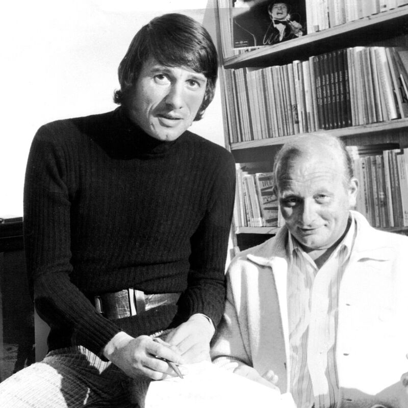 Udo Jürgens mit James Krüss vor einer Bücherwand